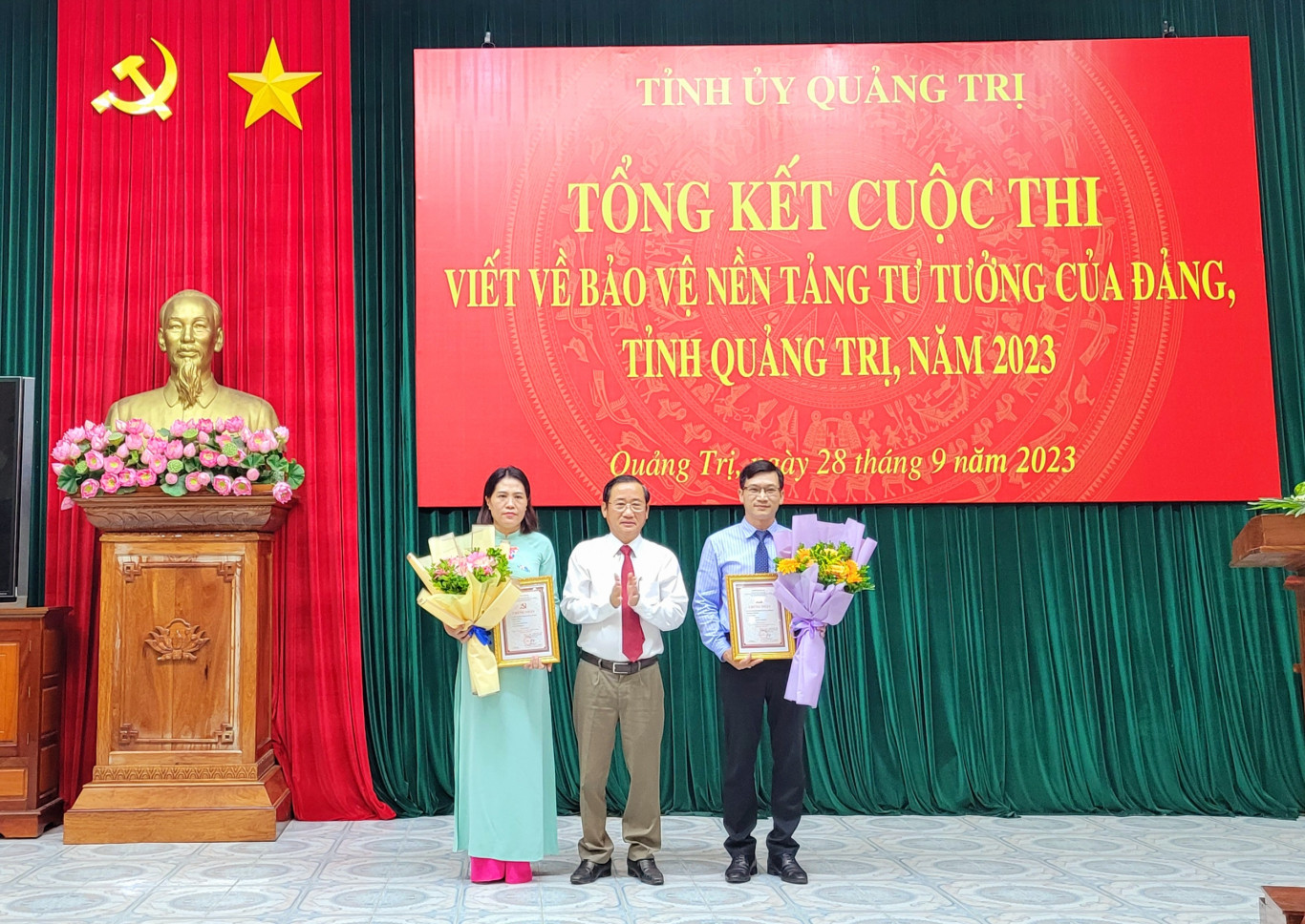 Đồng ch&iacute; Hồ Đại Nam, Trưởng Ban Tuy&ecirc;n gi&aacute;o TU, Trưởng Ban tổ chức trao Giải C cho c&aacute;c t&aacute;c giả